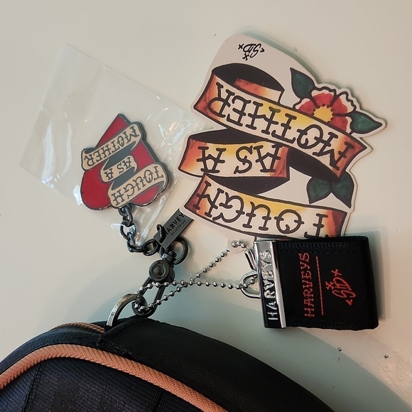 Signed Harveys Seatbelt Sweetheart Convertible Tote Tough as a Mother Signed New - Picture 5 of 5